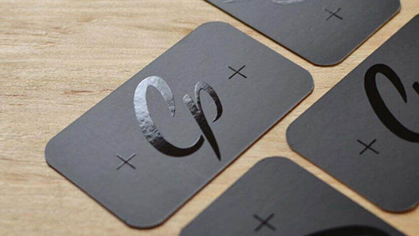 Cartes de visite noir mat et logo brillant en vernis sélectif
